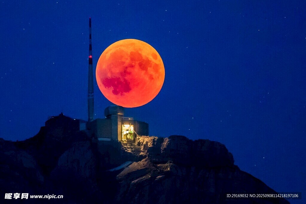 山顶上的巨型红月景观