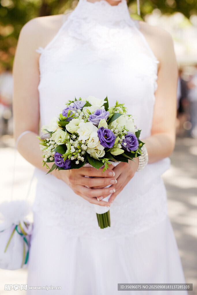新娘手持美丽花束