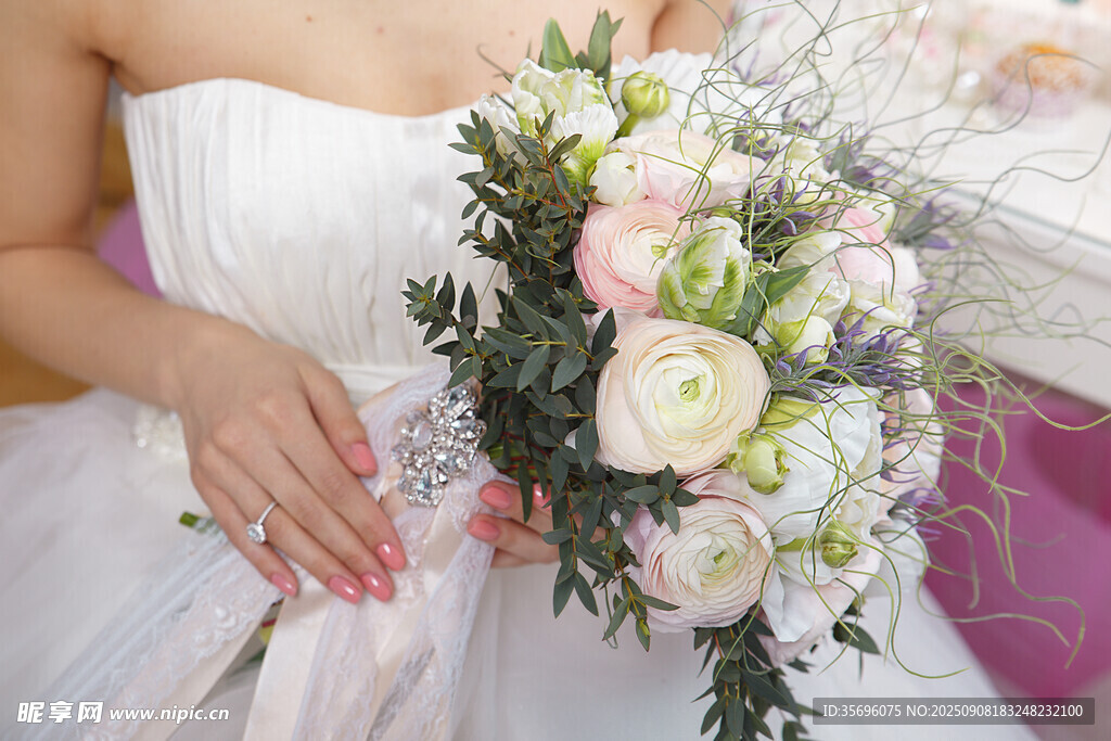 新娘手持缤纷花束