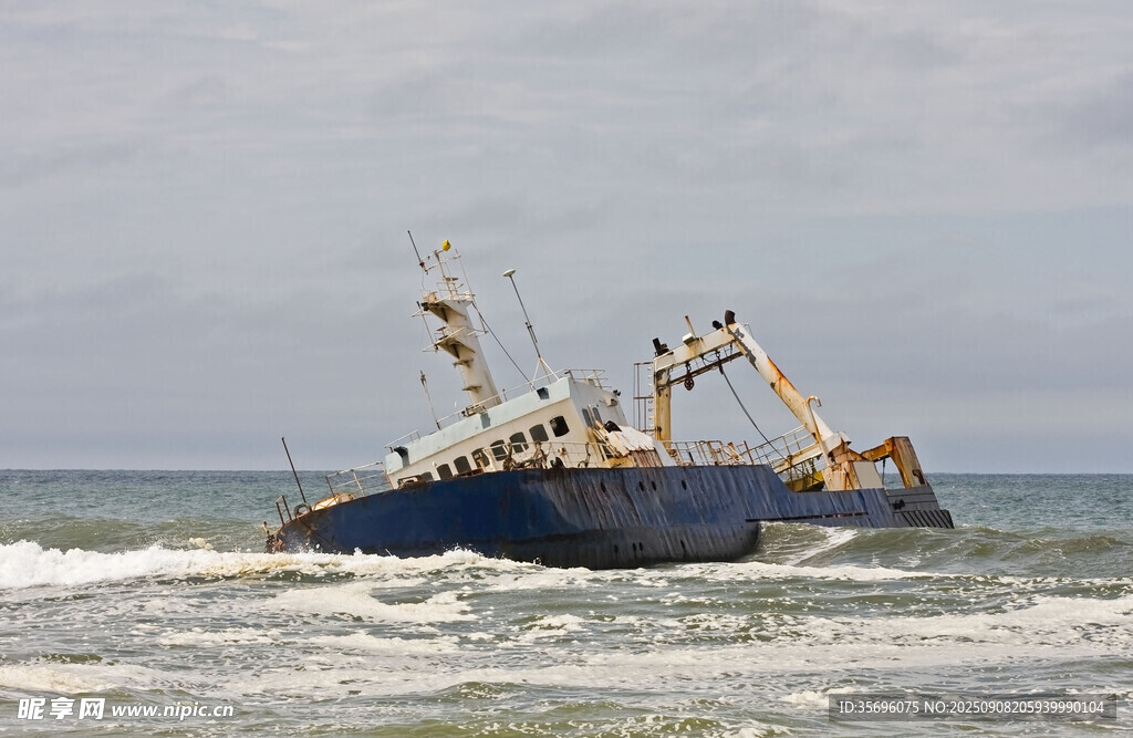 海上搁浅的船只