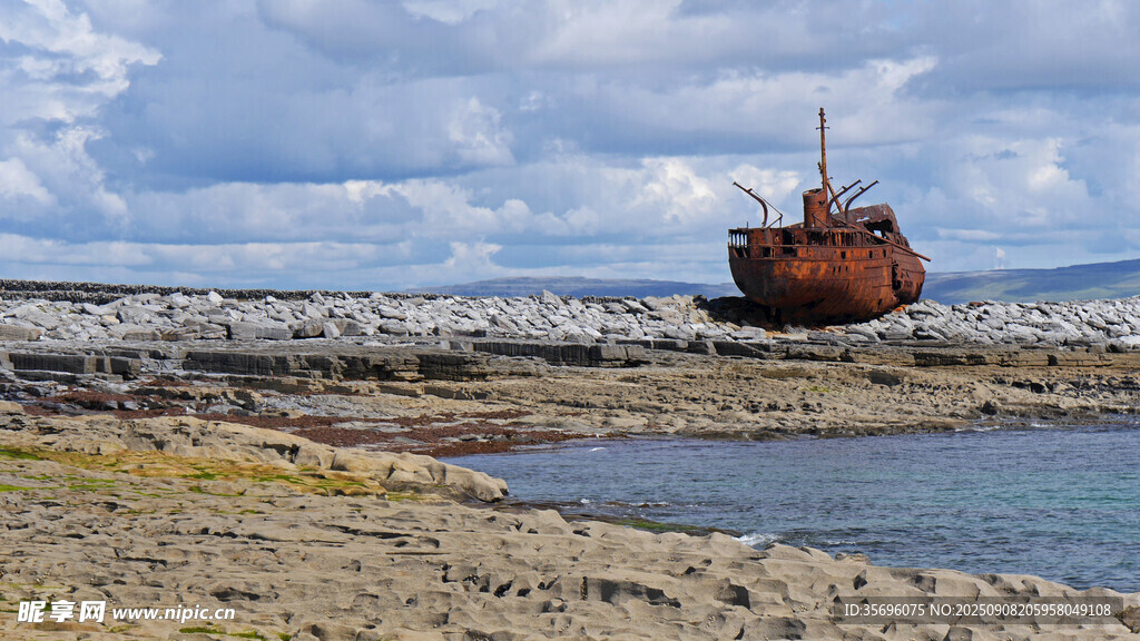 海岸边的废弃船只