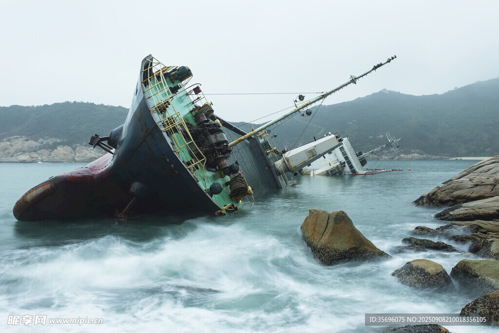 搁浅在礁石的失事船只