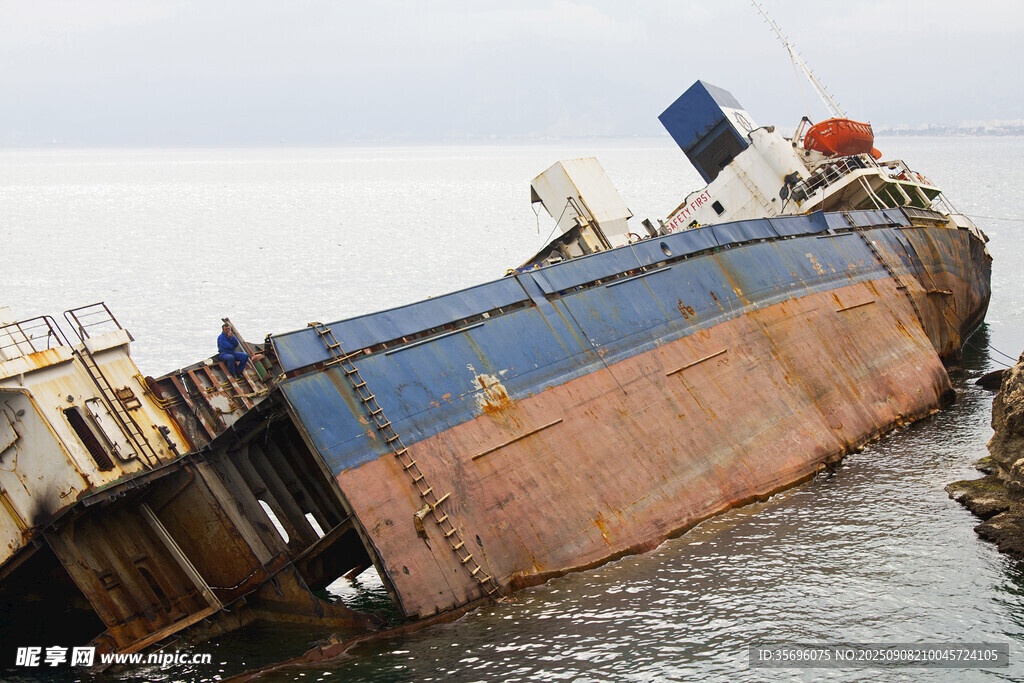搁浅的破旧船只