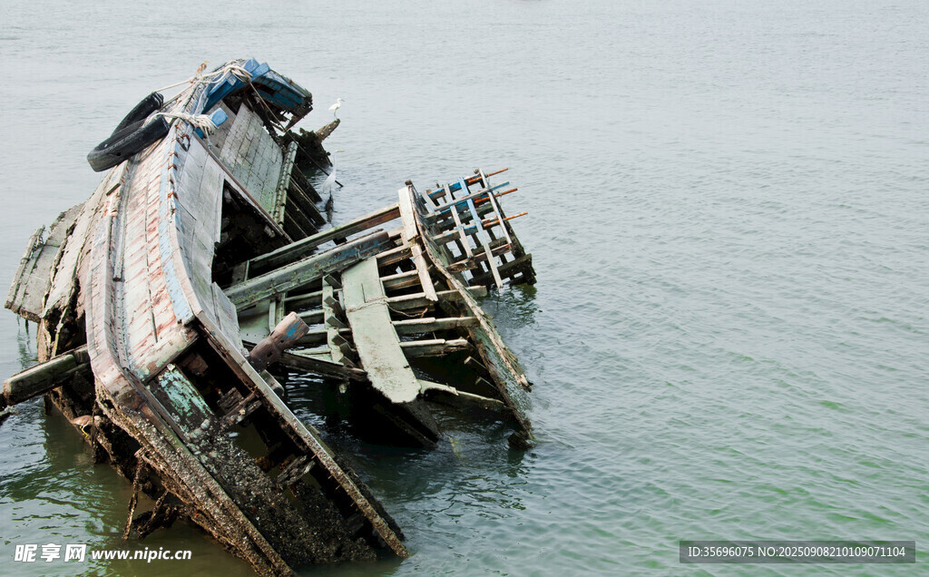 水中废弃船只残骸
