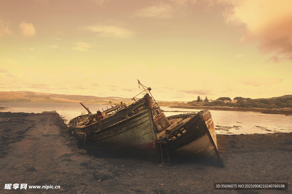 夕阳下搁浅的破旧船只