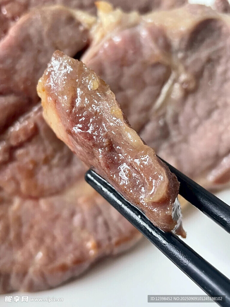 筷子夹着美味熟牛肉