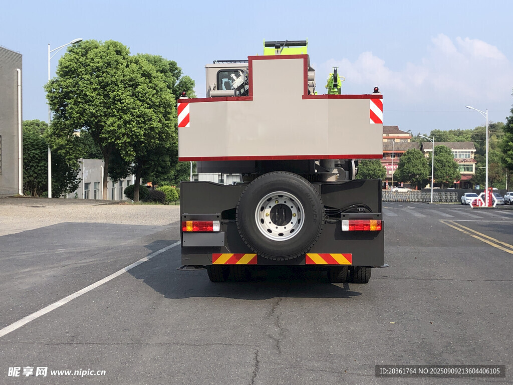 大型货车尾部道路行驶画面