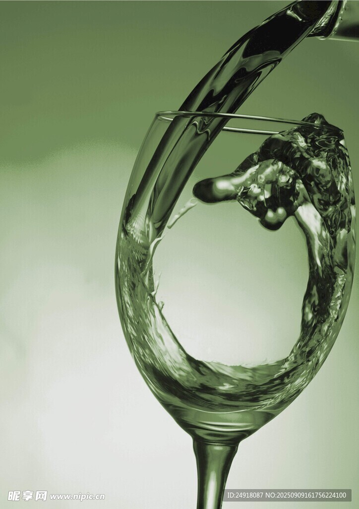 美酒倾入高脚杯瞬间