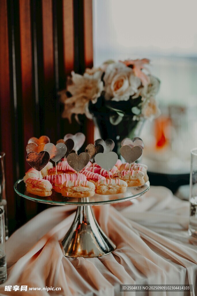 精致甜品装点优雅餐桌