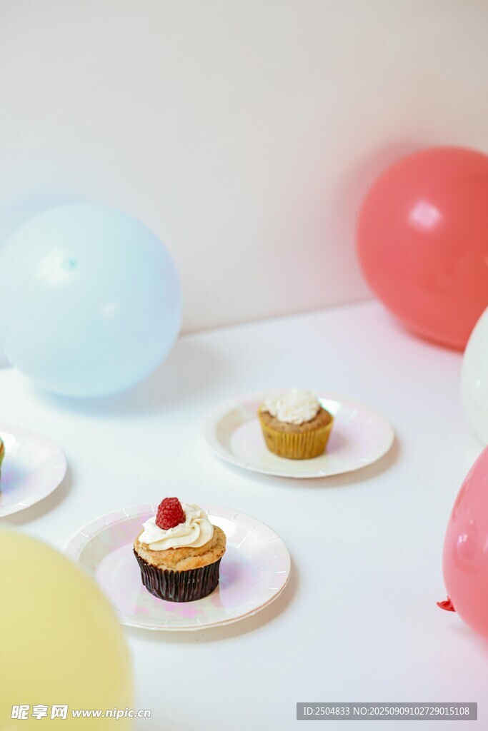 多彩气球旁的精致小甜点