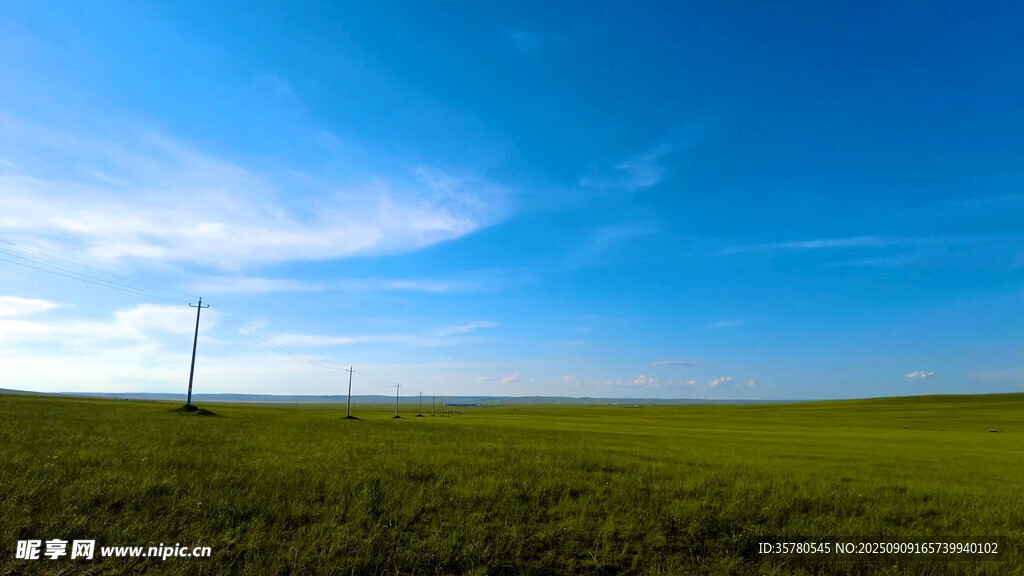 蒙古草原无垠绿野与蓝天共绘的
