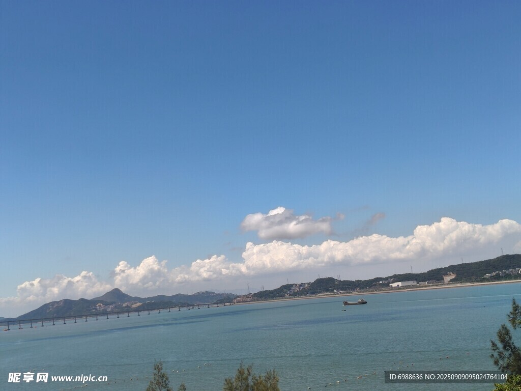 碧海蓝天间的美丽湖景