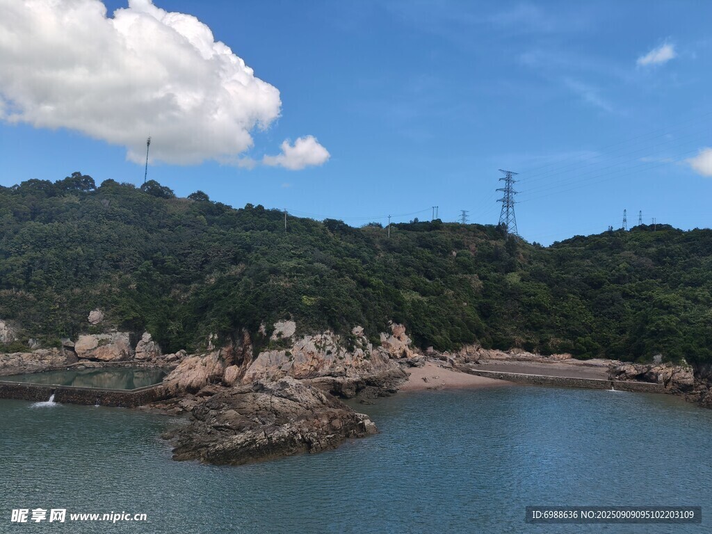 海边青山碧水美丽风光