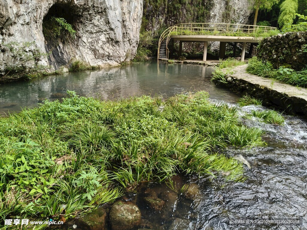 山间清幽溪流景观