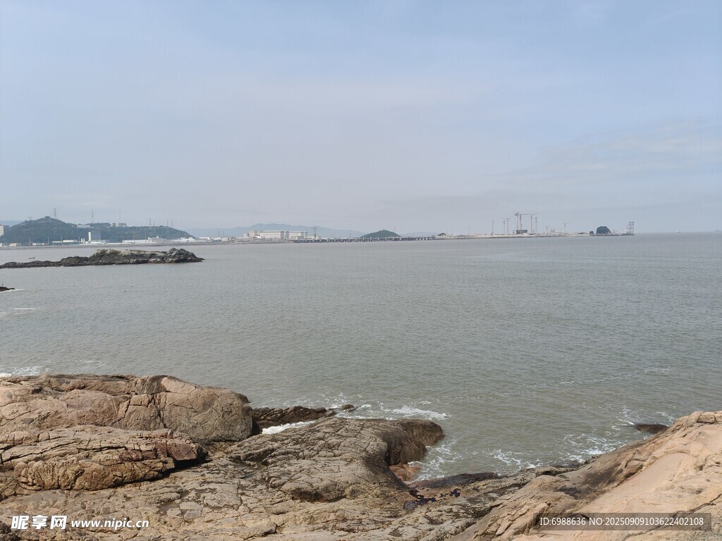 海边岩石与辽阔海面景色