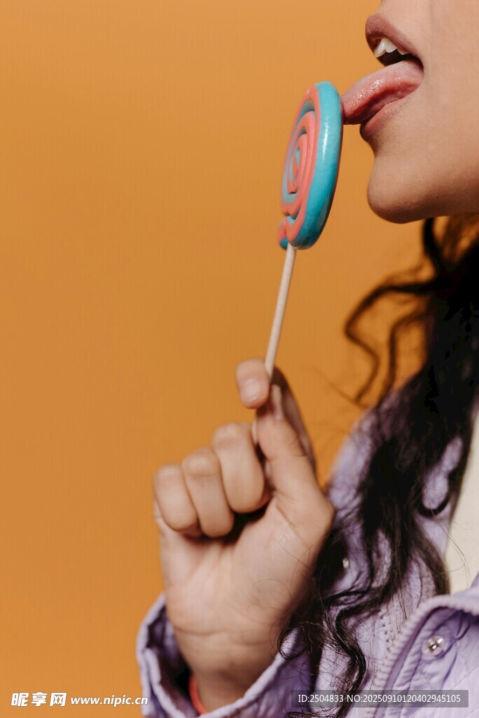女子舔食多彩棒棒糖