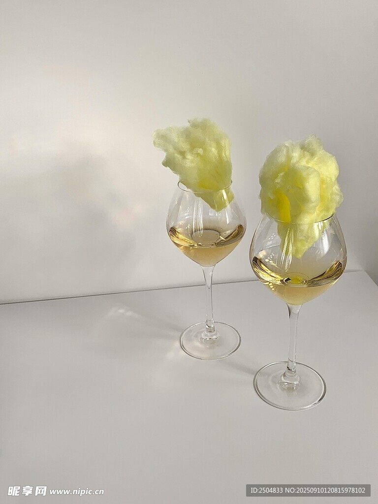 两杯插黄花的精美酒杯