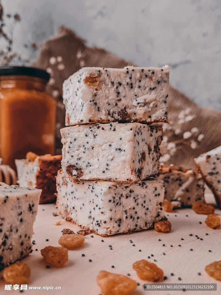 堆叠的美味雪花酥甜点