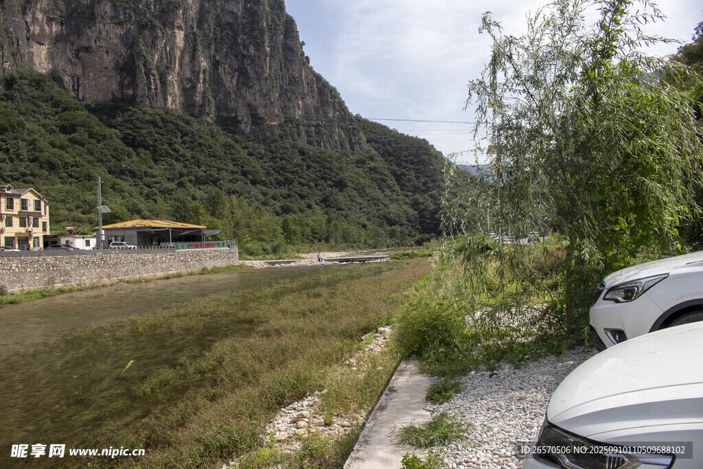 山间路旁停驻的汽车风景