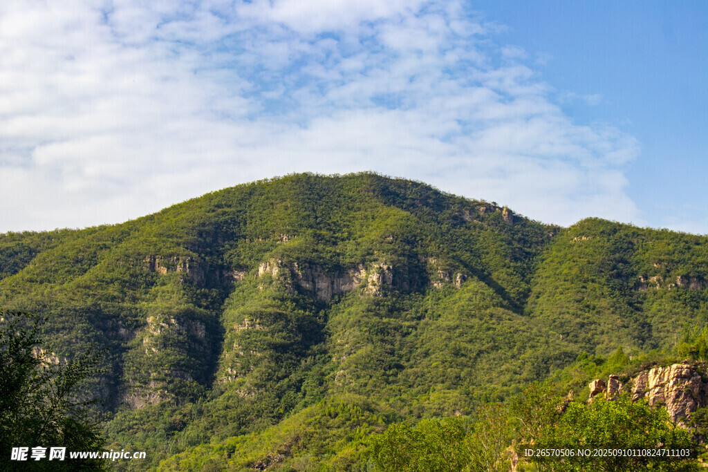 青山葱郁的秀丽山峦
