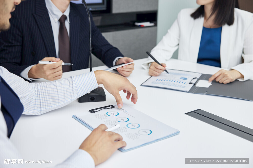 商务人士会议讨论场景
