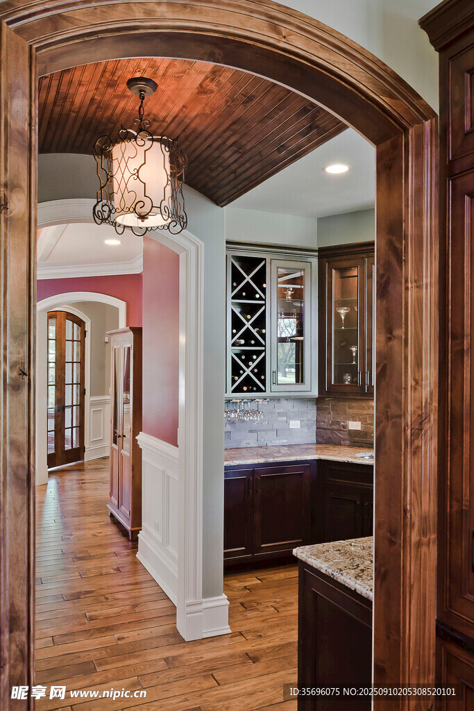 优雅木质拱形门廊室内景