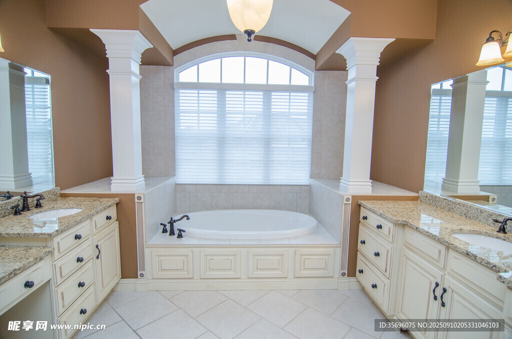 豪华明亮的双洗手台浴室