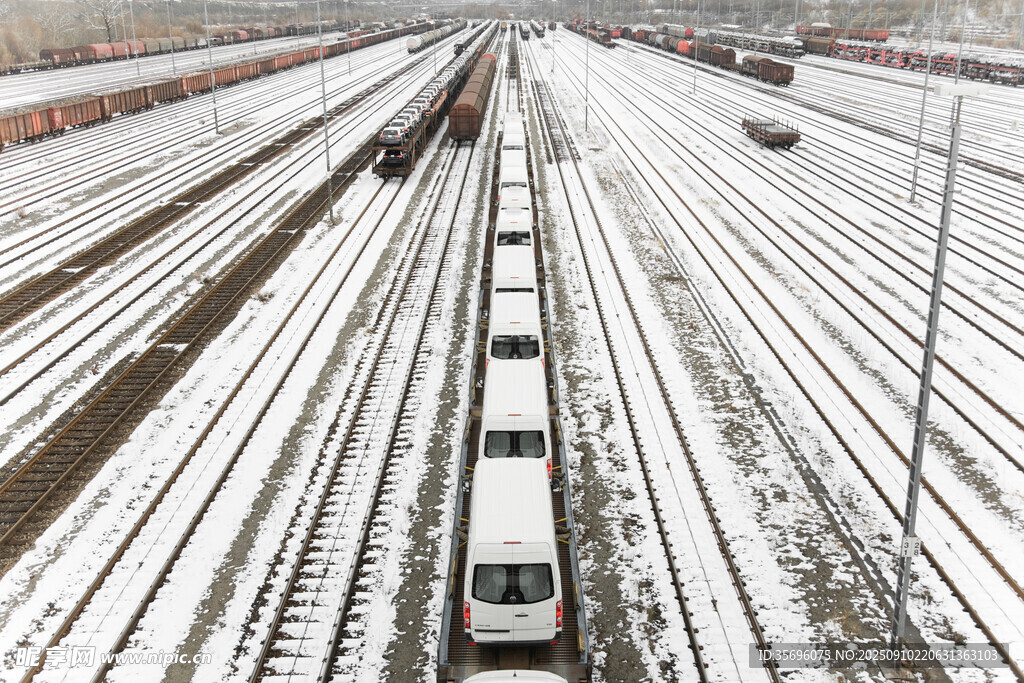 雪后铁轨上的行驶列车