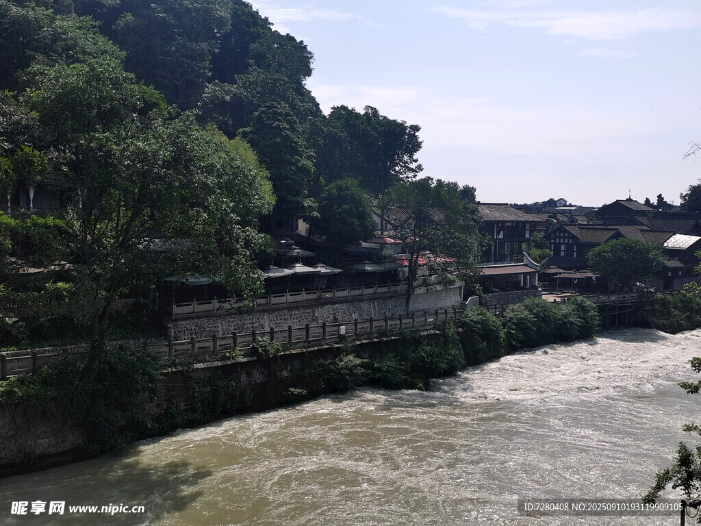 河边古景湍急流水映绿荫
