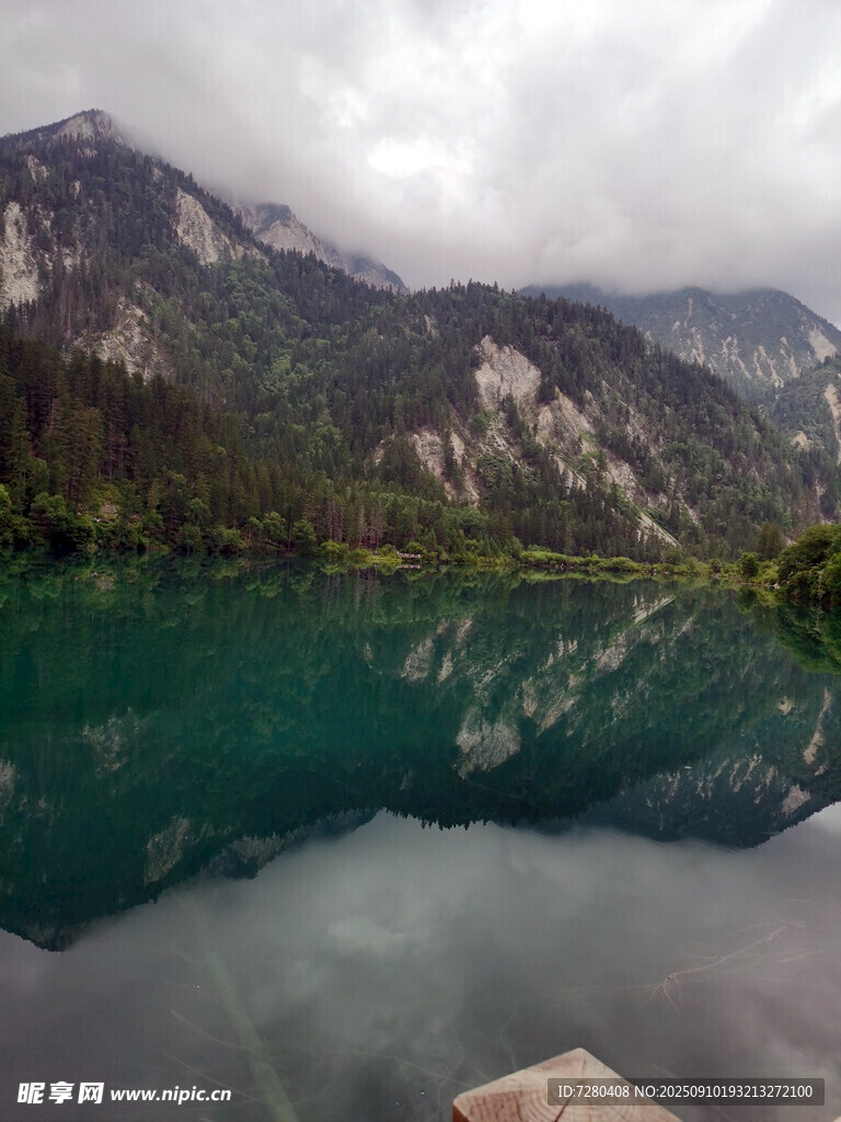 山间碧绿湖水静谧美景