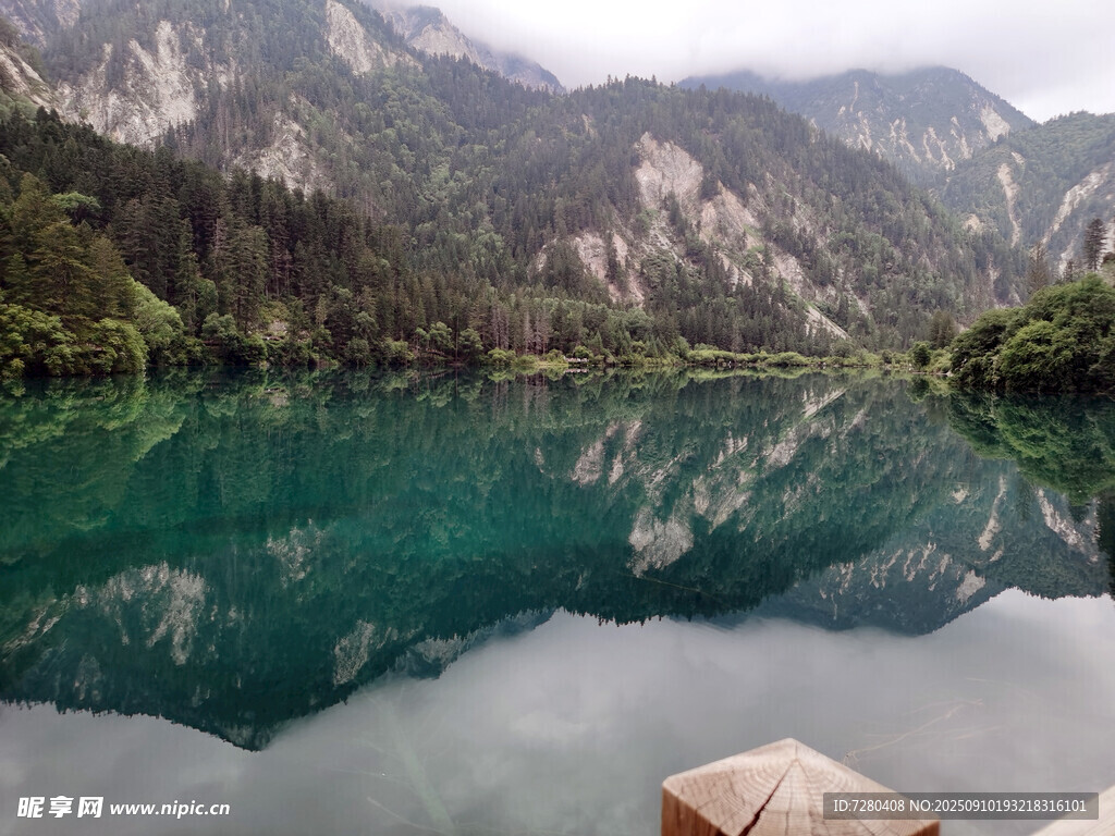 山间碧绿湖水静谧美景