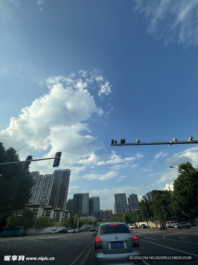 城市道路上的蓝天白云景象