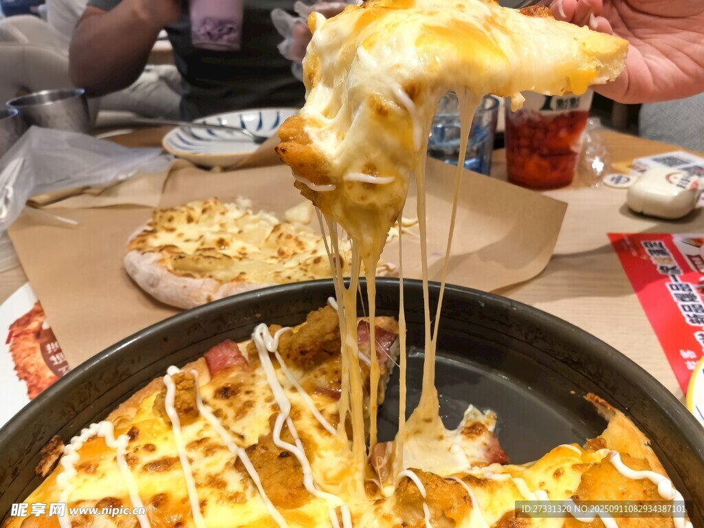 拉丝芝士披萨诱人瞬间