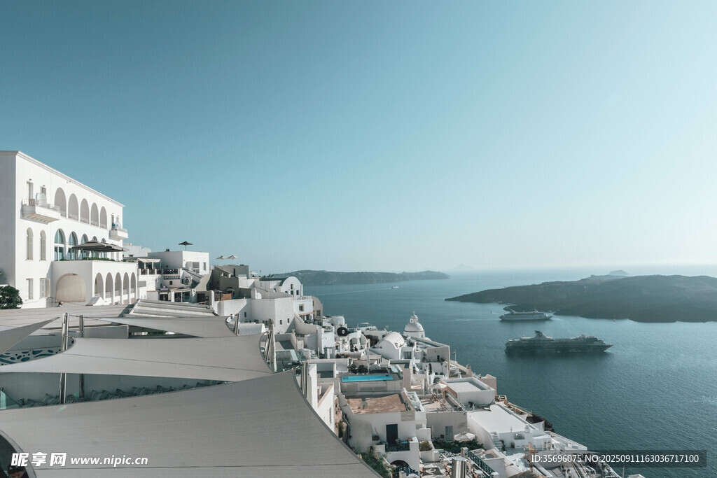 海边码头停泊多艘船只