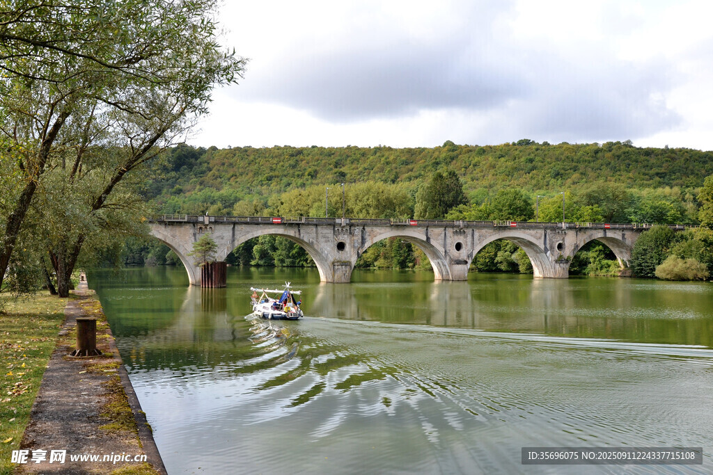 河畔石桥下的悠然小船
