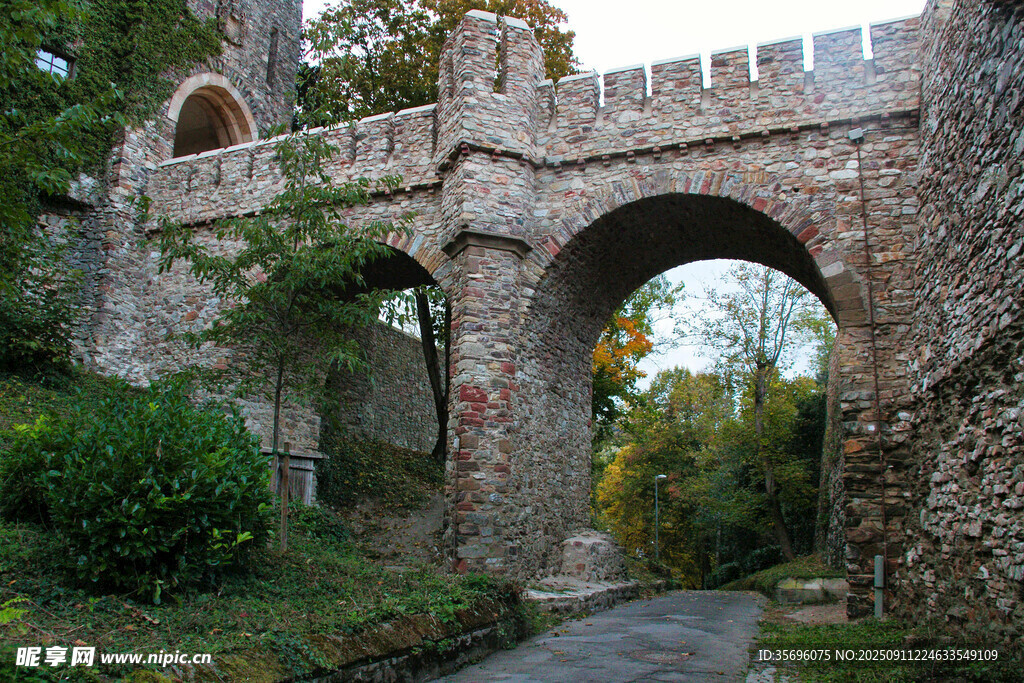 古老石拱桥下的幽径