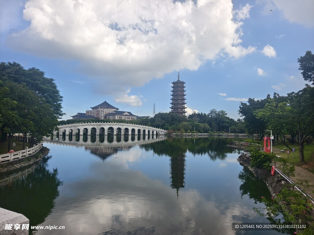 湖畔拱桥与塔楼美丽景致大学校园