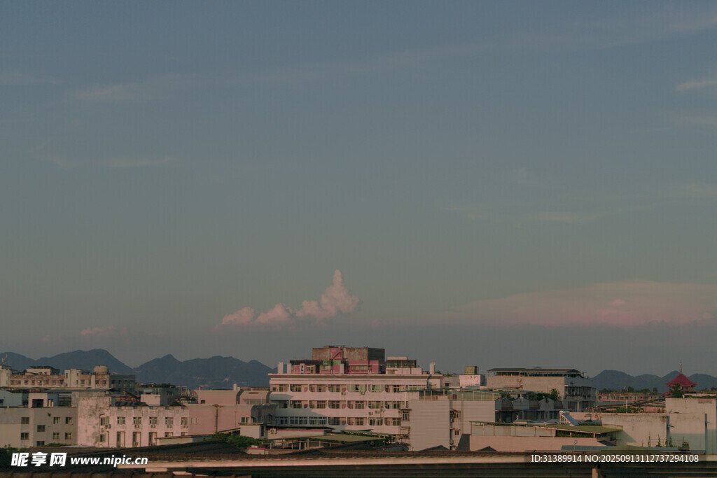城市远景中的山峦暮色