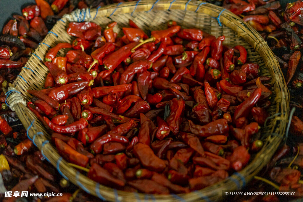 竹篮里的红辣椒