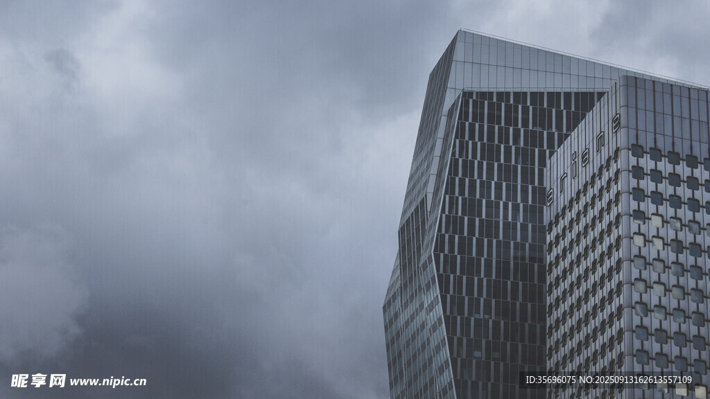 阴天下的现代摩天大楼