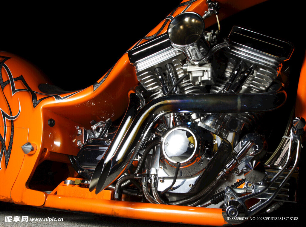 炫酷橙色摩托车发动机特写