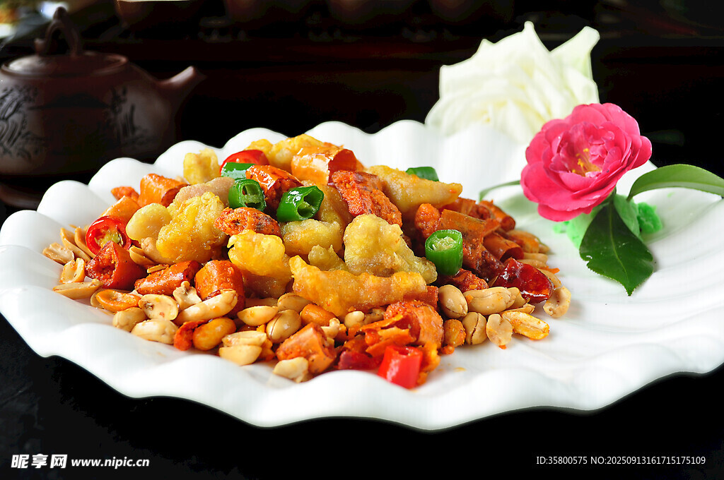 美味菠萝炒饭摆盘精致