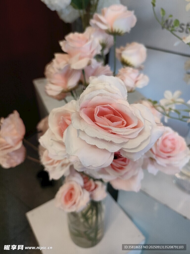 粉色玫瑰插花艺术展示