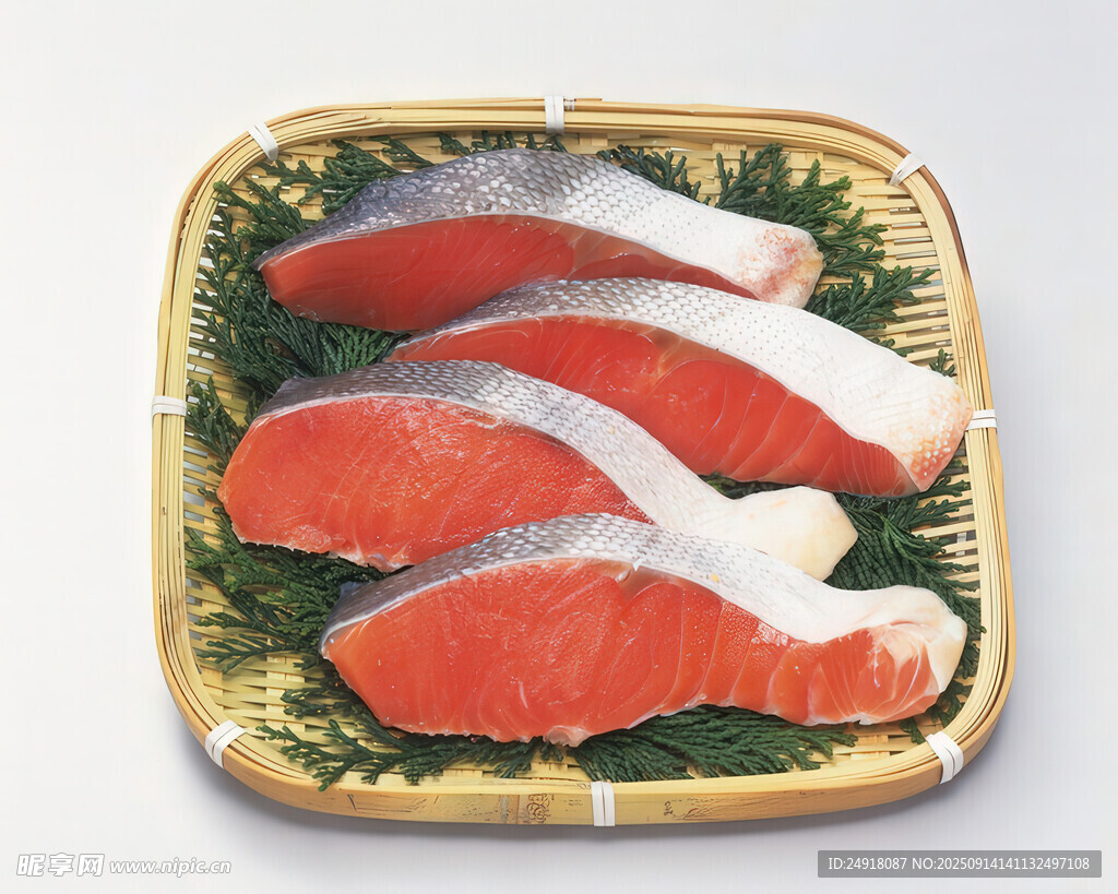 新鲜三文鱼切片装盘