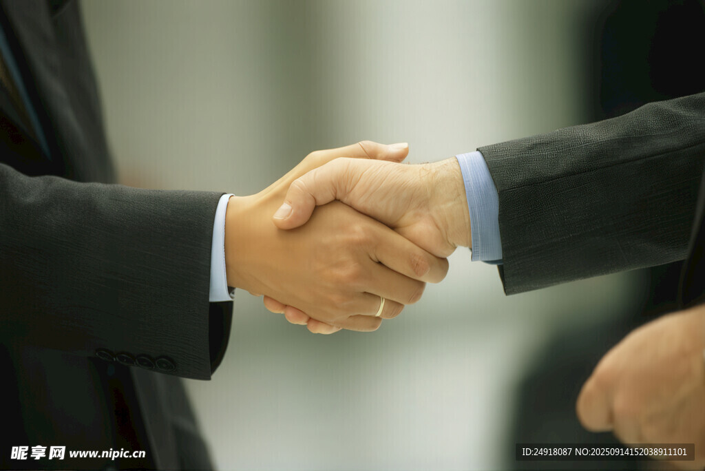 商务人士握手瞬间