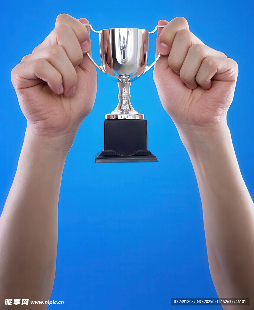 双手高举奖杯