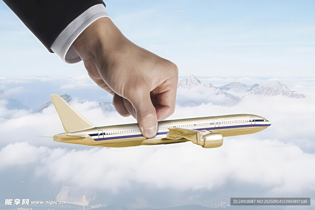 手托飞机于云端