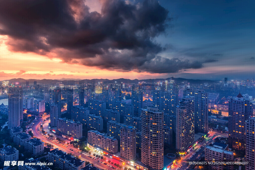 城市暮色中的繁华天际线