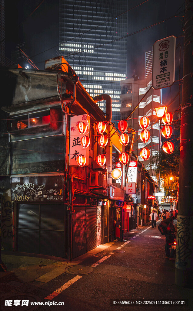 霓虹闪烁的传统街巷