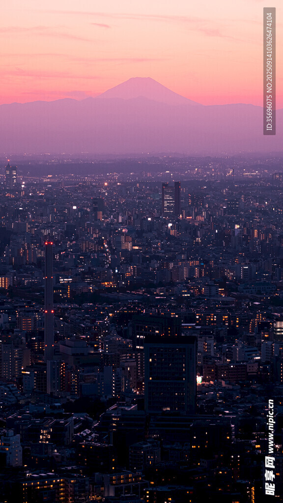 城市黄昏远眺富士山美景